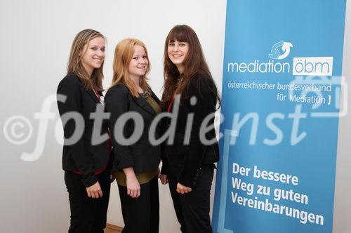 (C) fotodienst/Gudrun Krieger - Wien 16.09.2009 - Pressekonferenz, Foto: Schülerinnen li na re: Julia Mayer (Peer-Mediatorin,GRG Parhamerplatz), Lisa Haberfellner (Peer-Mediatorin, ibc-: Hetzendorf),  Carina Stojaspal (Peer-Mediatorin, ibc-: Hetzendorf) 