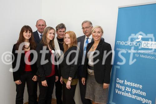 (C) fotodienst/Gudrun Krieger - Wien 16.09.2009 - Pressekonferenz, Foto: re na li 2. Reihe: Mag. Christine Haberlehner (Peer-Mediations-Expertin, Vorstand ÖBM), Mag. Marianus Mautner (Bundessprecher ÖBM), Mag. Erika Wailzer (AHS-Professorin und Peer-Betreuerin GRG,Parhamerplatz,17.Bezirk), Mag. Dieter Wlcek (Schulleiter Internationales Business College Hetzendorf, 12. Bezirk),Schülerinnen li na re: Lisa Haberfellner (Peer-Mediatorin, ibc-: Hetzendorf), Julia Mayer (Peer-Mediatorin,GRG Parhamerplatz). Carina Stojaspal (Peer-Mediatorin, ibc-: Hetzendorf) 