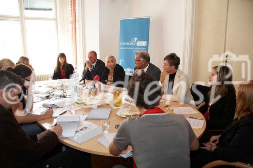 (C) fotodienst/Gudrun Krieger - Wien 16.09.2009 - Pressekonferenz, Foto: li na re: Carina Stojaspal (Peer-Mediatorin, ibc-: Hetzendorf), Mag. Dieter Wlcek (Schulleiter Internationales Business College Hetzendorf, 12. Bezirk), Mag. Christine Haberlehner (Peer-Mediations-Expertin, Vorstand ÖBM), Mag. Marianus Mautner (Bundessprecher ÖBM), Mag. Erika Wailzer (AHS-Professorin und Peer-Betreuerin GRG,Parhamerplatz,17.Bezirk),Julia Mayer (Peer-Mediatorin,GRG Parhamerplatz),  Lisa Haberfellner (Peer-Mediatorin, ibc-: Hetzendorf), 