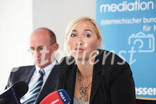 (C) fotodienst/Gudrun Krieger - Wien 16.09.2009 - Pressekonferenz, Foto: li na re: Mag. Dieter Wlcek (Schulleiter Internationales Business College Hetzendorf, 12. Bezirk), Mag. Christine Haberlehner (Peer-Mediations-Expertin, Vorstand ÖBM)