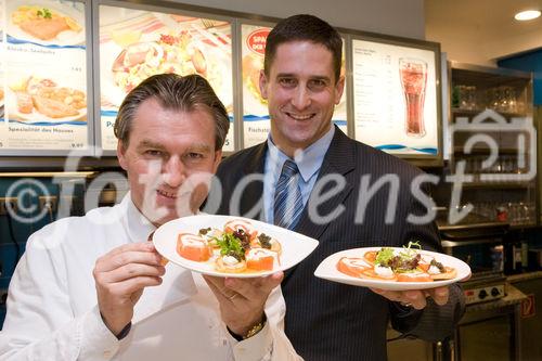 (c) fotodienst / Anna Rauchenberger - Wien, am 22.04.2010 - Sternekoch Toni Mörwald und Nordsee gemeinsam auf Tournee: In neun Restaurants empfängt Nordsee gemeinsam mit dem mehrfach ausgezeichneten, österreichischen Haubenkoch Toni Mörwald interessierte Fischgenießer zu einem Gourmetabend der besonderen Art. Der Auftakt der Tournee fand in der Nordsee-Filiale in der Kärntnerstraße in Wien statt. FOTO v.l.: Toni Mörwald, Haubenkoch, Robert Jung, Country Manager NORDSEE Österreich