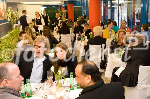 (c) fotodienst / Anna Rauchenberger - Wien, am 22.04.2010 - Sternekoch Toni Mörwald und Nordsee gemeinsam auf Tournee: In neun Restaurants empfängt Nordsee gemeinsam mit dem mehrfach ausgezeichneten, österreichischen Haubenkoch Toni Mörwald interessierte Fischgenießer zu einem Gourmetabend der besonderen Art. Der Auftakt der Tournee fand in der Nordsee-Filiale in der Kärntnerstraße in Wien statt.