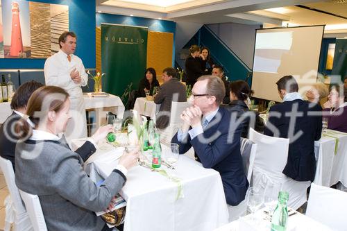 (c) fotodienst / Anna Rauchenberger - Wien, am 22.04.2010 - Sternekoch Toni Mörwald und Nordsee gemeinsam auf Tournee: In neun Restaurants empfängt Nordsee gemeinsam mit dem mehrfach ausgezeichneten, österreichischen Haubenkoch Toni Mörwald interessierte Fischgenießer zu einem Gourmetabend der besonderen Art. Der Auftakt der Tournee fand in der Nordsee-Filiale in der Kärntnerstraße in Wien statt.