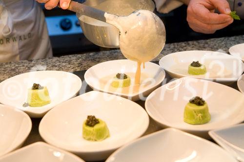 (c) fotodienst / Anna Rauchenberger - Wien, am 22.04.2010 - Sternekoch Toni Mörwald und Nordsee gemeinsam auf Tournee: In neun Restaurants empfängt Nordsee gemeinsam mit dem mehrfach ausgezeichneten, österreichischen Haubenkoch Toni Mörwald interessierte Fischgenießer zu einem Gourmetabend der besonderen Art. Der Auftakt der Tournee fand in der Nordsee-Filiale in der Kärntnerstraße in Wien statt.