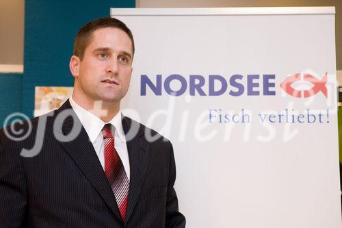 (c) fotodienst / Anna Rauchenberger - Wien, am 03.12.2009 - 'Nordsee' feiert 110 Jahre Nordsee in Österreich und 100 Jahre Nordsee am Naschmarkt in Wien. Heute wurde gleich an drei Standorten am Naschmarkt gefeiert: In der 'bar di mar', im 'Strandhaus'  und im Nordsee Haupthaus. Foto: Robert Jung, Country Manager NORDSEE Österreich