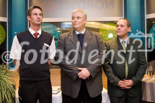 (c) fotodienst / Anna Rauchenberger - Wien, am 03.12.2009 - 'Nordsee' feiert 110 Jahre Nordsee in Österreich und 100 Jahre Nordsee am Naschmarkt in Wien. Heute wurde gleich an drei Standorten am Naschmarkt gefeiert: In der 'bar di mar', im 'Strandhaus'  und im Nordsee Haupthaus. Foto: Harald Prerost, Storemanager Naschmarkt,Michael Litschauer, Verbundstoremanager NORDSEE Österreich, Alfred Kucera