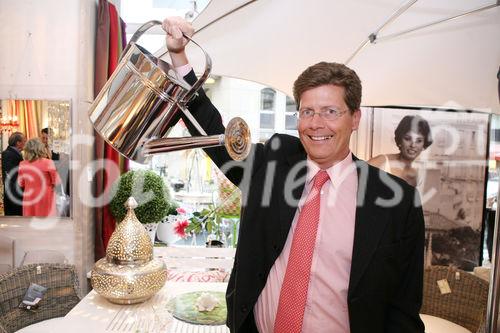 (C) fotodienst/Anna Rauchenberger - Wien, 29.04.2009 -  Eröffnung 'Von St. Barth bis St. Gilgen!' Die Ausstellung von Evamaria Thonet bei Steinwender zeigt neue Stylingkonzepte für Wohlfühloasen im Garten und auf der Terrasse und Accessoires für den sommerlichen Lifestyle.  FOTO: Karl Hohenlohe, Journalist, Moderator und Herausgeber