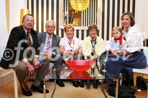 (C) fotodienst/Anna Rauchenberger - Wien, 29.04.2009 -  Eröffnung 'Von St. Barth bis St. Gilgen!' Die Ausstellung von Evamaria Thonet bei Steinwender zeigt neue Stylingkonzepte für Wohlfühloasen im Garten und auf der Terrasse und Accessoires für den sommerlichen Lifestyle.  