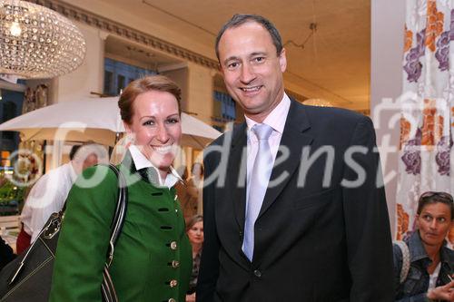 (C) fotodienst/Anna Rauchenberger - Wien, 29.04.2009 -  Eröffnung 'Von St. Barth bis St. Gilgen!' Die Ausstellung von Evamaria Thonet bei Steinwender zeigt neue Stylingkonzepte für Wohlfühloasen im Garten und auf der Terrasse und Accessoires für den sommerlichen Lifestyle.  FOTO: Nicole Beutler, Schauspielerin, Andreas Mailáth Pokorny, Stadtrat