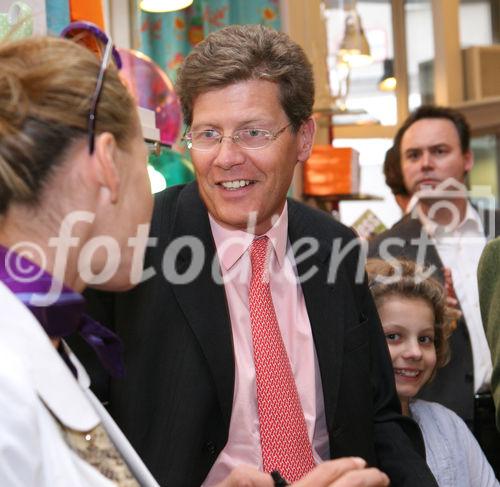 (C) fotodienst/Anna Rauchenberger - Wien, 29.04.2009 -  Eröffnung 'Von St. Barth bis St. Gilgen!' Die Ausstellung von Evamaria Thonet bei Steinwender zeigt neue Stylingkonzepte für Wohlfühloasen im Garten und auf der Terrasse und Accessoires für den sommerlichen Lifestyle.  FOTO: Karl Hohenlohe, Journalist, Moderator und Herausgeber