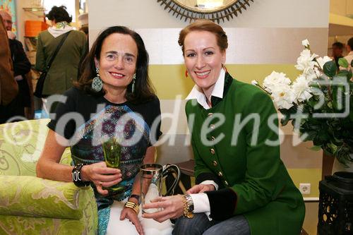 (C) fotodienst/Anna Rauchenberger - Wien, 29.04.2009 -  Eröffnung 'Von St. Barth bis St. Gilgen!' Die Ausstellung von Evamaria Thonet bei Steinwender zeigt neue Stylingkonzepte für Wohlfühloasen im Garten und auf der Terrasse und Accessoires für den sommerlichen Lifestyle.  FOTO v.l.: Evamaria Schmertzing-Thonet, Inhaberin von Victor Steinwender in Wien und Graz, Nicole Beutler, Schauspielerin