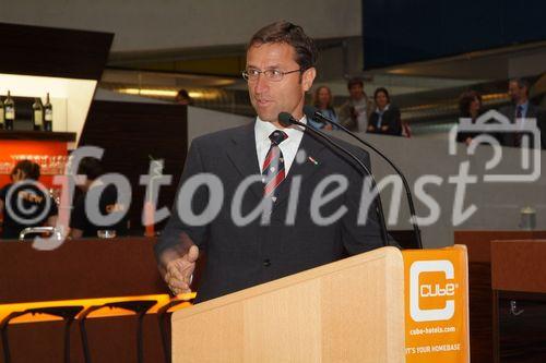 (C)Fotodienst/Christian Rath - Feierliche Eröffnung des CUBE Hotel in Biberwier - Lermoos Foto: Josef Margreiter (Direktor der Tirol Werbung)