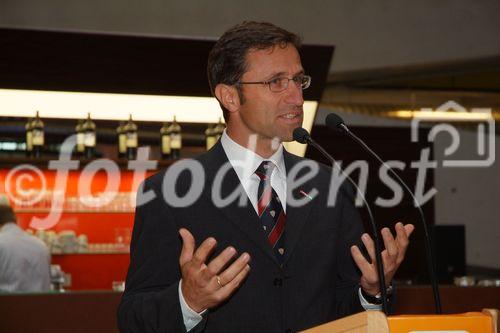 (C)Fotodienst/Christian Rath - Feierliche Eröffnung des CUBE Hotel in Biberwier - Lermoos Foto: Josef Margreiter (Direktor der Tirol Werbung)