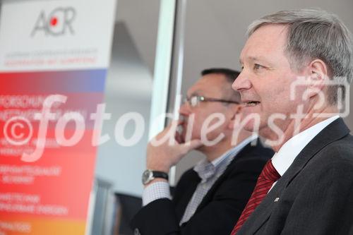  (c) fotodienst/Katharina Schiffl - Wien, am 26.04.2012 - ACR und BMWFJ präsentieren Innovationsradar für KMU. FOTO Mag. Josef Mandl, Leiter der Abt. für Innovation und Transfer, Bundesministerium für Wirtschaft, Familie und Jugend; DI Martin Leitl, Präsident der ACR.: