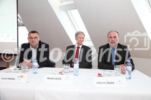  (c) fotodienst/Katharina Schiffl - Wien, am 26.04.2012 - ACR und BMWFJ präsentieren Innovationsradar für KMU. FOTO Mag. Josef Mandl, Leiter der Abt. für Innovation und Transfer, Bundesministerium für Wirtschaft, Familie und Jugend; DI Martin Leitl, Präsident der ACR; DI Dr. Johann Jäger, Geschäftsführer der ACR.: