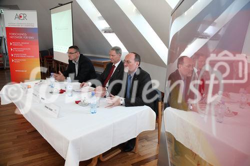  (c) fotodienst/Katharina Schiffl - Wien, am 26.04.2012 - ACR und BMWFJ präsentieren Innovationsradar für KMU. FOTO Mag. Josef Mandl, Leiter der Abt. für Innovation und Transfer, Bundesministerium für Wirtschaft, Familie und Jugend; DI Martin Leitl, Präsident der ACR; DI Dr. Johann Jäger, Geschäftsführer der ACR.: