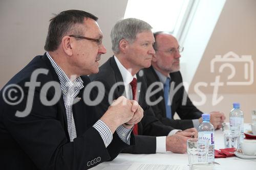  (c) fotodienst/Katharina Schiffl - Wien, am 26.04.2012 - ACR und BMWFJ präsentieren Innovationsradar für KMU. FOTO Mag. Josef Mandl, Leiter der Abt. für Innovation und Transfer, Bundesministerium für Wirtschaft, Familie und Jugend; DI Martin Leitl, Präsident der ACR; DI Dr. Johann Jäger, Geschäftsführer der ACR.: