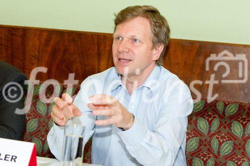 (C) fotodienst.at /Anna Rauchenberger  - Wien, 23.05.2011 –  Pressekonferen zum 19.Wissenschaftlichen Tagung der ÖSG (Österreichische Schmerzgesellschaft), wo es auch um das Thema 'Ökonomische Aspekte der Schmerztherapie' gehen wird. Chronische Schmerzen sind ein enormer Kostenfaktor. Die Medikamentenkosten sind nur ein kleiner Teil der Kosten, das Teure an chronischen Schmerzen sind die indirekten Kosten, die durch Ausfall der Arbeitskraft, Krankenstände, Frühpensionierung oder Pflegebedürftigkeit entstehen. Die gesellschaftlichen Kosten des Schmerzes entsprechen jenen für Krebs oder HK-Krankheiten. FOTO: Univ.-Prof. Dr. Jürgen Sandkühler, Mitglied des Beirats der ÖSG, MedUni Wien, Zentrum für Hirnforschng und Abteilung für Neurophysiologie