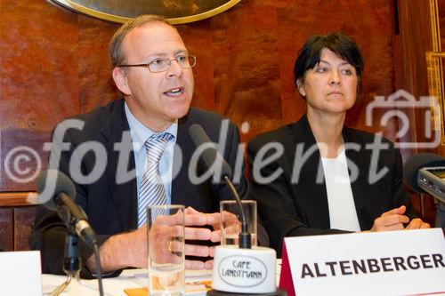 (C) fotodienst.at /Anna Rauchenberger  - Wien, 06.05.2011 – Die ‚Volkskrankheit’  Herzschwäche ist weit verbreitet, aber weitgehend unbekannt und unterschätzt. Beeinträchtigungen und  Sterblichkeit sind enorm, die Todesrate ist höher als bei vielen Krebsarten. Obwohl effiziente Therapien zur Verfügung stehen, werden diese Möglichkeiten zu wenig genutzt, kritisieren Experten anlässlich des 2. Europäischen Tages der Herzschwäche. FOTO v.l.:  OA Dr. Hans Altenberger, Leiter der Arbeitsgruppe Herzinsuffizienz der ÖKG, Paracelsus Medizinische Privatuniversität/2. Medizin/Kardilogie, Salzburg, Univ. Prof. Dr. Irene Lang, Präsidentin der ÖKG; Universitätsklinik für Innere Medizin II, MedUni Wien/AKH Wien