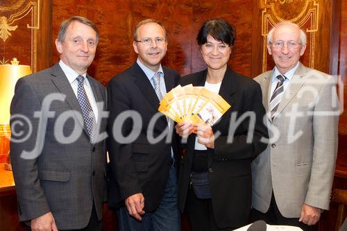 (C) fotodienst.at /Anna Rauchenberger  - Wien, 06.05.2011 – Die ‚Volkskrankheit’  Herzschwäche ist weit verbreitet, aber weitgehend unbekannt und unterschätzt. Beeinträchtigungen und  Sterblichkeit sind enorm, die Todesrate ist höher als bei vielen Krebsarten. Obwohl effiziente Therapien zur Verfügung stehen, werden diese Möglichkeiten zu wenig genutzt, kritisieren Experten anlässlich des 2. Europäischen Tages der Herzschwäche. FOTO v.l.: Dr. Reinhold Glehr, Präsident der Österreichischen Gesellschaft für Allgemein- und Familienmedizin (ÖGAM), OA Dr. Hans Altenberger, Leiter der Arbeitsgruppe Herzinsuffizienz der ÖKG, Paracelsus Medizinische Privatuniversität/2. Medizin/Kardilogie, Salzburg, Univ. Prof. Dr. Irene Lang, Präsidentin der ÖKG; Universitätsklinik für Innere Medizin II, MedUni Wien/AKH Wien, Helmut Schulter, Bundesgeschäftsführer des Österreichischen Herzverbandes.