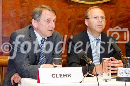 (C) fotodienst.at /Anna Rauchenberger  - Wien, 06.05.2011 – Die ‚Volkskrankheit’  Herzschwäche ist weit verbreitet, aber weitgehend unbekannt und unterschätzt. Beeinträchtigungen und  Sterblichkeit sind enorm, die Todesrate ist höher als bei vielen Krebsarten. Obwohl effiziente Therapien zur Verfügung stehen, werden diese Möglichkeiten zu wenig genutzt, kritisieren Experten anlässlich des 2. Europäischen Tages der Herzschwäche. FOTO v.l.: Dr. Reinhold Glehr, Präsident der Österreichischen Gesellschaft für Allgemein- und Familienmedizin (ÖGAM), OA Dr. Hans Altenberger, Leiter der Arbeitsgruppe Herzinsuffizienz der ÖKG, Paracelsus Medizinische Privatuniversität/2. Medizin/Kardilogie, Salzburg