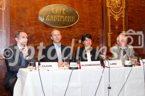 (C) fotodienst.at /Anna Rauchenberger  - Wien, 06.05.2011 – Die ‚Volkskrankheit’  Herzschwäche ist weit verbreitet, aber weitgehend unbekannt und unterschätzt. Beeinträchtigungen und  Sterblichkeit sind enorm, die Todesrate ist höher als bei vielen Krebsarten. Obwohl effiziente Therapien zur Verfügung stehen, werden diese Möglichkeiten zu wenig genutzt, kritisieren Experten anlässlich des 2. Europäischen Tages der Herzschwäche. FOTO v.l.: Dr. Reinhold Glehr, Präsident der Österreichischen Gesellschaft für Allgemein- und Familienmedizin (ÖGAM), OA Dr. Hans Altenberger, Leiter der Arbeitsgruppe Herzinsuffizienz der ÖKG, Paracelsus Medizinische Privatuniversität/2. Medizin/Kardilogie, Salzburg, Univ. Prof. Dr. Irene Lang, Präsidentin der ÖKG; Universitätsklinik für Innere Medizin II, MedUni Wien/AKH Wien, Helmut Schulter, Bundesgeschäftsführer des Österreichischen Herzverbandes.