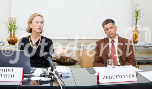 (c) fotodienst / Anna Rauchenberger - Wien, am 26.11.2010 - Bei einem Pressegespräch zum Kongress 'ART - Advanced Retinal Therapy' wurden neue Erkenntnisse und Therapien bei schweren Augenerkrankungen bekanntgegeben. Unter den Highlights: Neue Ansätze bei Augentumoren ermöglichen frühe Diagnosestellung und gezielte Behandlung mit medikamentösen und chirurgischen Methoden, auch stehen erstmals Gentests zur Verfügung. Bei der Diabeteserkrankung des Auges werden nun weltweit die Behandlungsempfehlungen überarbeitet, da neu entwickelte Medikamente die Lasertherapie weitgehend ablösen. FOTO v.l.: Univ.-Prof.Dr. Ursula Schmidt-Erfurth, MedUni Wien, AKH Wien, Univ.-Prof. Dr. Martin Zehetmayer, MedUni Wien, AKH Wien