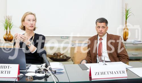 (c) fotodienst / Anna Rauchenberger - Wien, am 26.11.2010 - Bei einem Pressegespräch zum Kongress 'ART - Advanced Retinal Therapy' wurden neue Erkenntnisse und Therapien bei schweren Augenerkrankungen bekanntgegeben. Unter den Highlights: Neue Ansätze bei Augentumoren ermöglichen frühe Diagnosestellung und gezielte Behandlung mit medikamentösen und chirurgischen Methoden, auch stehen erstmals Gentests zur Verfügung. Bei der Diabeteserkrankung des Auges werden nun weltweit die Behandlungsempfehlungen überarbeitet, da neu entwickelte Medikamente die Lasertherapie weitgehend ablösen. FOTO v.l.: Univ.-Prof.Dr. Ursula Schmidt-Erfurth, MedUni Wien, AKH Wien, Univ.-Prof. Dr. Martin Zehetmayer, MedUni Wien, AKH Wien