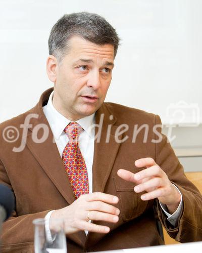 (c) fotodienst / Anna Rauchenberger - Wien, am 26.11.2010 - Bei einem Pressegespräch zum Kongress 'ART - Advanced Retinal Therapy' wurden neue Erkenntnisse und Therapien bei schweren Augenerkrankungen bekanntgegeben. Unter den Highlights: Neue Ansätze bei Augentumoren ermöglichen frühe Diagnosestellung und gezielte Behandlung mit medikamentösen und chirurgischen Methoden, auch stehen erstmals Gentests zur Verfügung. Bei der Diabeteserkrankung des Auges werden nun weltweit die Behandlungsempfehlungen überarbeitet, da neu entwickelte Medikamente die Lasertherapie weitgehend ablösen. FOTO: Univ.-Prof. Dr. Martin Zehetmayer, Universitätsklinik f. Augenheilkunde u. Optometrie, MedUni Wien, AKH Wien