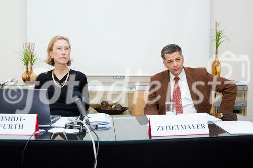 (c) fotodienst / Anna Rauchenberger - Wien, am 26.11.2010 - Bei einem Pressegespräch zum Kongress 'ART - Advanced Retinal Therapy' wurden neue Erkenntnisse und Therapien bei schweren Augenerkrankungen bekanntgegeben. Unter den Highlights: Neue Ansätze bei Augentumoren ermöglichen frühe Diagnosestellung und gezielte Behandlung mit medikamentösen und chirurgischen Methoden, auch stehen erstmals Gentests zur Verfügung. Bei der Diabeteserkrankung des Auges werden nun weltweit die Behandlungsempfehlungen überarbeitet, da neu entwickelte Medikamente die Lasertherapie weitgehend ablösen. FOTO v.l.: Univ.-Prof.Dr. Ursula Schmidt-Erfurth, MedUni Wien, AKH Wien, Univ.-Prof. Dr. Martin Zehetmayer, MedUni Wien, AKH Wien