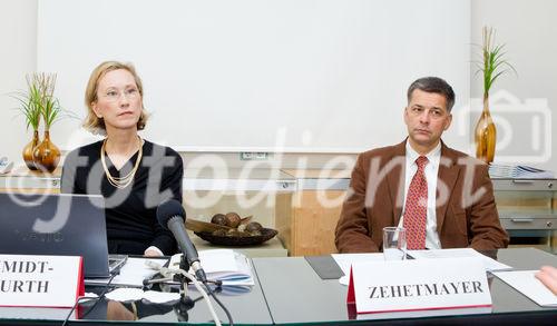 (c) fotodienst / Anna Rauchenberger - Wien, am 26.11.2010 - Bei einem Pressegespräch zum Kongress 'ART - Advanced Retinal Therapy' wurden neue Erkenntnisse und Therapien bei schweren Augenerkrankungen bekanntgegeben. Unter den Highlights: Neue Ansätze bei Augentumoren ermöglichen frühe Diagnosestellung und gezielte Behandlung mit medikamentösen und chirurgischen Methoden, auch stehen erstmals Gentests zur Verfügung. Bei der Diabeteserkrankung des Auges werden nun weltweit die Behandlungsempfehlungen überarbeitet, da neu entwickelte Medikamente die Lasertherapie weitgehend ablösen. FOTO v.l.: Univ.-Prof.Dr. Ursula Schmidt-Erfurth, MedUni Wien, AKH Wien, Univ.-Prof. Dr. Martin Zehetmayer, MedUni Wien, AKH Wien