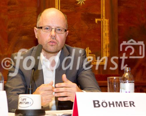  (c) fotodienst/Anna Rauchenberger - Wien, am 09.05.2012 – Anlässlich des „Europäischer Tag der Herzschwäche“ wurde heute im Café Landtmann im Rahmen einer Pressekonferenz über Herzinsuffizienz informiert. Ziel der jährlichen Informationsoffensive der Arbeitsgruppe Herzinsuffizienz der Österreichischen Kardiologischen Gesellschaft ist es, Bewusstsein für Frühsymptome und die gravierenden Folgen der Herzschwäche zu schaffen. FOTO OA Dr. Armin Böhmer, Leiter Herzinsuffizienzambulanz des Landesklinikums Krems, LKH Krems/Abteilung für Innere Medizin mit kardiologischem Schwerpunkt: