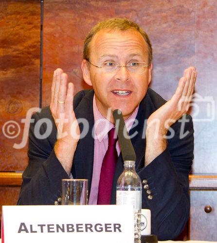  (c) fotodienst/Anna Rauchenberger - Wien, am 09.05.2012 – Anlässlich des „Europäischer Tag der Herzschwäche“ wurde heute im Café Landtmann im Rahmen einer Pressekonferenz über Herzinsuffizienz informiert. Ziel der jährlichen Informationsoffensive der Arbeitsgruppe Herzinsuffizienz der Österreichischen Kardiologischen Gesellschaft ist es, Bewusstsein für Frühsymptome und die gravierenden Folgen der Herzschwäche zu schaffen. FOTO Prim. Dr. Hans Altenberger, Leiter der Arbeitsgruppe Herzinsuffizienz der ÖKG, Sonderkrankenanstalt Rehabilitationszentrum Großgmain, Salzburg: