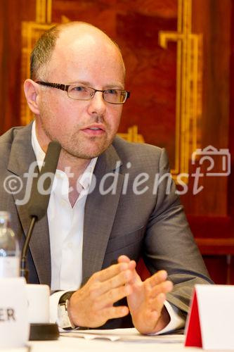  (c) fotodienst/Anna Rauchenberger - Wien, am 09.05.2012 – Anlässlich des „Europäischer Tag der Herzschwäche“ wurde heute im Café Landtmann im Rahmen einer Pressekonferenz über Herzinsuffizienz informiert. Ziel der jährlichen Informationsoffensive der Arbeitsgruppe Herzinsuffizienz der Österreichischen Kardiologischen Gesellschaft ist es, Bewusstsein für Frühsymptome und die gravierenden Folgen der Herzschwäche zu schaffen. FOTO OA Dr. Armin Böhmer, Leiter Herzinsuffizienzambulanz des Landesklinikums Krems, LKH Krems/Abteilung für Innere Medizin mit kardiologischem Schwerpunkt: