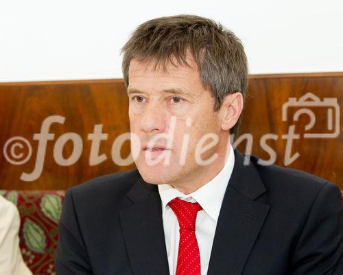  (c) fotodienst/Anna Rauchenberger - Wien, am 29.05.2012 - Anlässlich der Jahrestagung der Österreichischen Kardiologischen Gesellschaft (ÖKG) fand heute im Café Landtmann ein Pressegespräch zu den Highlights der österreichischen Herzmedizin statt. FOTO Prim. Univ. Prof. Dr. Franz Weidinger, 2. Medizinische Abteilung mit allgemeiner und internistischer Intensivmedizin der Krankenanstalt Rudolfstiftung Wien, Sekretär und Präsident Elect der ÖKG: