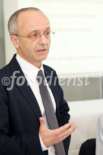  (c) fotodienst/Anna Rauchenberger - Wien, am 20.06.2012 - Heute wurde im Rahmen einer Pressekonferenz eine neue Methode zur dauerhaften Senkung von therapieresistentem Bluthochdruck vorgestellt. Mit der Renalen Denervierung steht ein nicht-medikamentöses Verfahren zur Verfügung, das bei Patienten mit Therapie-resistentem Bluthochdruck auch langfristig den Blutdruck senkt. Der minimal-invasive, 40-60 Minuten dauernde Eingriff ist nicht nur langfristig wirksam, sondern auch sicher. FOTO Univ.-Prof. Dr. Bruno Watschninger, Klinische Abteilung Nephrologie und Dialyse, Univ.-Klinik für Innere Medizin III, AKH Wien/MedUni, Präsident der Österreichischen Gesellschaft für Hypertensiologie: