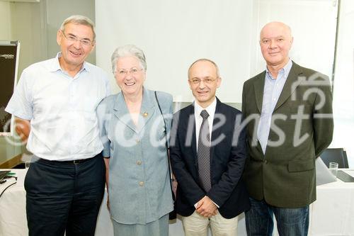  (c) fotodienst/Anna Rauchenberger - Wien, am 20.06.2012 - Heute wurde im Rahmen einer Pressekonferenz eine neue Methode zur dauerhaften Senkung von therapieresistentem Bluthochdruck vorgestellt. Mit der Renalen Denervierung steht ein nicht-medikamentöses Verfahren zur Verfügung, das bei Patienten mit Therapie-resistentem Bluthochdruck auch langfristig den Blutdruck senkt. Der minimal-invasive, 40-60 Minuten dauernde Eingriff ist nicht nur langfristig wirksam, sondern auch sicher. FOTO v.l. Primarius Univ.-Prof. Dr. Franz Leisch, I. Interne Abteilung AKH Linz, Erika Sixt, Patientin, Univ.-Prof. Dr. Bruno Watschninger, Klinische Abteilung Nephrologie und Dialyse, Univ.-Klinik für Innere Medizin III, AKH Wien/MedUni, Präsident der Österreichischen Gesellschaft für Hypertensiologie, Ass.-Prof. Dr. Helmut Brussee, 1. stellvertretender Abteilungsleiter der Klinischen Abteilung für Kardiologie, Medizinische Universität Graz: