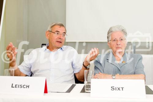  (c) fotodienst/Anna Rauchenberger - Wien, am 20.06.2012 - Heute wurde im Rahmen einer Pressekonferenz eine neue Methode zur dauerhaften Senkung von therapieresistentem Bluthochdruck vorgestellt. Mit der Renalen Denervierung steht ein nicht-medikamentöses Verfahren zur Verfügung, das bei Patienten mit Therapie-resistentem Bluthochdruck auch langfristig den Blutdruck senkt. Der minimal-invasive, 40-60 Minuten dauernde Eingriff ist nicht nur langfristig wirksam, sondern auch sicher. FOTO v.l. Primarius Univ.-Prof. Dr. Franz Leisch, I. Interne Abteilung AKH Linz, Erika Sixt, Patientin: