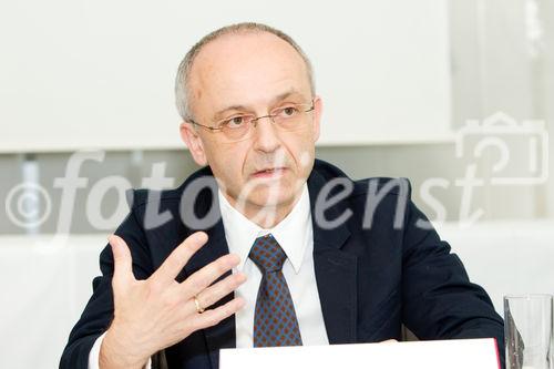  (c) fotodienst/Anna Rauchenberger - Wien, am 20.06.2012 - Heute wurde im Rahmen einer Pressekonferenz eine neue Methode zur dauerhaften Senkung von therapieresistentem Bluthochdruck vorgestellt. Mit der Renalen Denervierung steht ein nicht-medikamentöses Verfahren zur Verfügung, das bei Patienten mit Therapie-resistentem Bluthochdruck auch langfristig den Blutdruck senkt. Der minimal-invasive, 40-60 Minuten dauernde Eingriff ist nicht nur langfristig wirksam, sondern auch sicher. FOTO Univ.-Prof. Dr. Bruno Watschninger, Klinische Abteilung Nephrologie und Dialyse, Univ.-Klinik für Innere Medizin III, AKH Wien/MedUni, Präsident der Österreichischen Gesellschaft für Hypertensiologie: