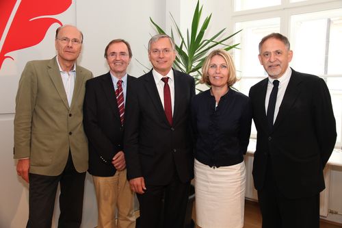  (c) fotodienst/Katharina Schiffl - Wien, am 26.09.2012 - Anlässlich des Europäischen Krebskongresses präsentiert die European Society for Medical Oncology (ESMO) bei einem Vorab-Pressegespräch die Kongress-Highlights, Informationen über aktuelle Trends und Fragestellungen in der Krebs-Forschung. FOTO Univ.-Prof. Dr. Heinz Ludwig, Wilhelminenspital Wien; Univ.-Prof. Dr. Günther Gastl, Präsident der ÖGHO, MedUni Innsbruck; Bundesminister Alois Stöger diplôme; Univ.-Prof. Dr. Gabriela Kornek, MedUni/AKH Wien, Präsidentin von „Leben mit Krebs“; Univ.-Prof. Dr. Christoph Zielinski, MedUni/AKH Wien, Koordinator des Comprehensive Cancer Center Vienna (CCC), lokaler Gastgeber.: