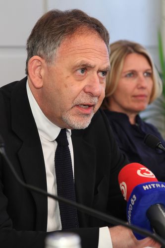  (c) fotodienst/Katharina Schiffl - Wien, am 26.09.2012 - Anlässlich des Europäischen Krebskongresses präsentiert die European Society for Medical Oncology (ESMO) bei einem Vorab-Pressegespräch die Kongress-Highlights, Informationen über aktuelle Trends und Fragestellungen in der Krebs-Forschung. FOTO  Univ.-Prof. Dr. Christoph Zielinski, MedUni/AKH Wien, Koordinator des Comprehensive Cancer Center Vienna (CCC), lokaler Gastgeber.: