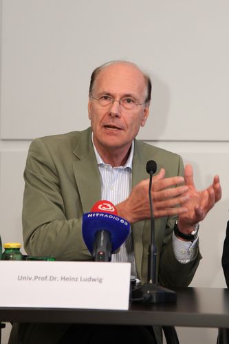  (c) fotodienst/Katharina Schiffl - Wien, am 26.09.2012 - Anlässlich des Europäischen Krebskongresses präsentiert die European Society for Medical Oncology (ESMO) bei einem Vorab-Pressegespräch die Kongress-Highlights, Informationen über aktuelle Trends und Fragestellungen in der Krebs-Forschung. FOTO Univ.-Prof. Dr. Heinz Ludwig, Wilhelminenspital Wien.: