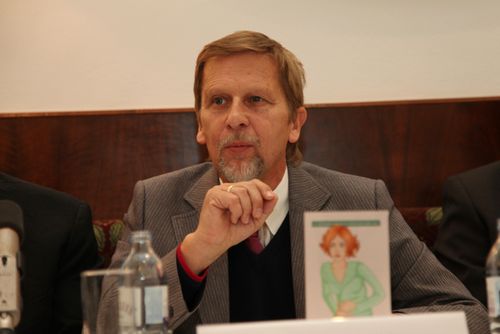 (c) fotodienst/Sarah- Maria Kölbl - Wien, am 16.10.2012;Erstes „Europäisches Jahr gegen den Schmerz“ beschäftigt sich mit dem viszeralen Schmerz; Jeder fünfte Österreicher hat chronische Schmerzen – Schmerzen, die von Herz, Gefäßen, Atemwegen, Urogenital- oder Verdauungstrakt ausgehen, sind oft schwer diagnostizierbar und behandelbar – Frauen dreimal so häufig betroffen wie Männer – Hoher Stellenwert der  Arzt-Patient-Kommunikation für Therapieerfolg – Die 12. Österreichischen Schmerzwochen – Erstes „Europäisches Jahr gegen den Schmerz“: Mehr Bewusstsein für ein unterschätztes Problem; 
im Bild: Prof. Dr. Günther Bernatzky, Präsident der ÖSG; Nawi Universität Salzburg, Leiter des Salzburger Schmerzinstituts