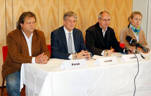 Moderne Schmerztherapie Schmerzversorgung in Kaernten, im Bild Dr.Wolfgang Pipam, LHStv. Peter Kaiser, Prim. Rudolf Likar und Dr. Sonja-Maria Obmann: