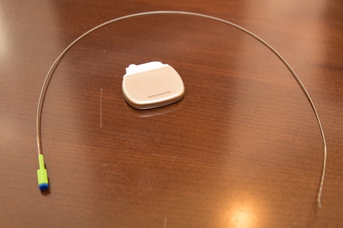  (c) fotodienst/Anna Rauchenberger - Wien, am  06.05.2013 - Im Rahmen des Pressegesprächs zur 21. Wissenschaftlichen Tagung der Österreichischen Schmerzgesellschaft von 9.-11. Mai in Klagenfurt sprachen Experten über die Highlights der modernen Schmerzmedizin. FOTO Gerät zur Elektrostimulation des Rückenmarks zur Schmerzreduktion, kann bei MR verwendet werden kann.: