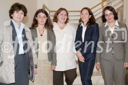 (c) fotodienst/Dan Carabas - Wien 20.05.08 - Volkskrankheit Alzheimer-Demenz - Foto.: v.l. Mag. Antonia Croy (Alzheimer Angehörige Austria), Marion Kainz (Filmregisseurin), Mag. Sigrid Labenbacher (Pflegewissenschaftlerin), DGKS Natalie Lottersberger (Care-Ring), Astrid Essl (GfK Austria)