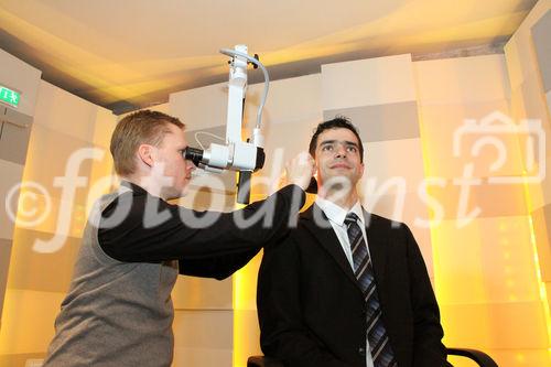 Lyric - die Kontaktlinse fürs Ohr, Pressegespräch im Mozarthaus, am Bild: Vorführung des Geräts durch Techniker und Christian Reuss (Director Concept & Innovation Team bei Phonak)