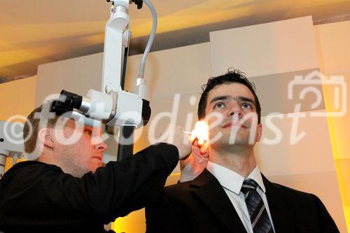 Lyric - die Kontaktlinse fürs Ohr, Pressegespräch im Mozarthaus, am Bild: Vorführung des Geräts durch Techniker und Christian Reuss (Director Concept & Innovation Team bei Phonak)