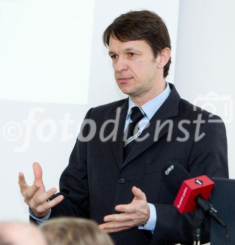 (C)fotodienst/Anna Rauchenberger Wien, 13.01.2011 - Metabolische Biomarkerforschung bezeichnet ein junges Forschungsfeld, das sowohl in der Medizin als auch in der Ernährungswissenschaft große Hoffnung für die Früherkennung von genetisch bedingten Krankheiten birgt. Erstmalig zu diesem Thema findet heut in Wien ein Round Table Gespräch mit hochrangigen internationalen Experten statt, die über den Status quo sowie der Zukunft der Metabolomics im Bereich Diabetologie und Ernährung diskutieren. FOTO: Mag. Elar Schnegg MBA, CEO, Biocrates Life Sciences AG während seines Vortrags