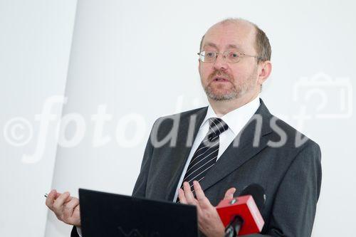 (C)fotodienst/Anna Rauchenberger Wien, 13.01.2011 - Metabolische Biomarkerforschung bezeichnet ein junges Forschungsfeld, das sowohl in der Medizin als auch in der Ernährungswissenschaft große Hoffnung für die Früherkennung von genetisch bedingten Krankheiten birgt. Erstmalig zu diesem Thema findet heut in Wien ein Round Table Gespräch mit hochrangigen internationalen Experten statt, die über den Status quo sowie der Zukunft der Metabolomics im Bereich Diabetologie und Ernährung diskutieren. FOTO: Univ.-Prof. Dr. Jerzy Adamski, Helmholtz Genom Center München während seines Vortrags